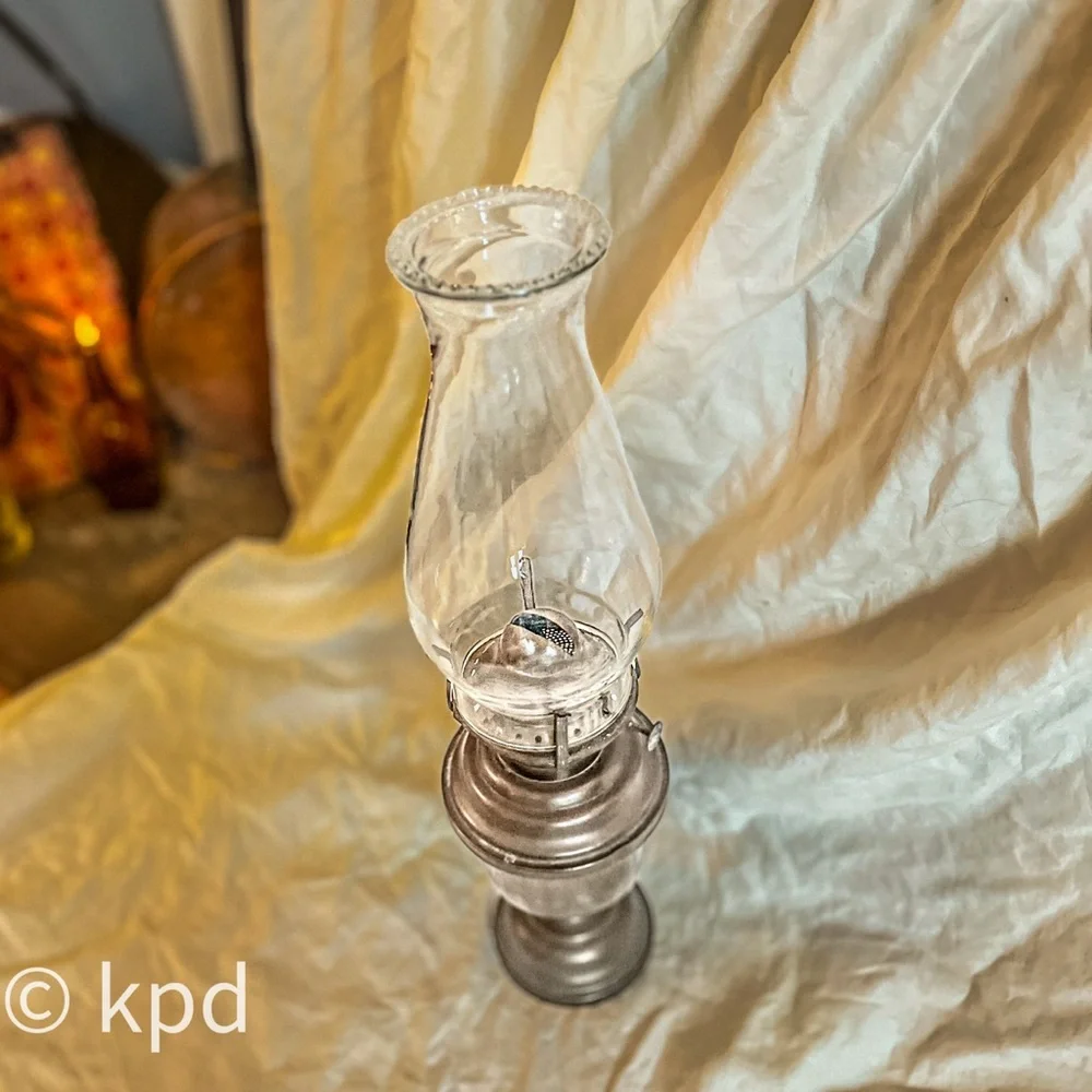 Vintage Decorative Oil Lamp /beautiful condition - Picture 3 of 10